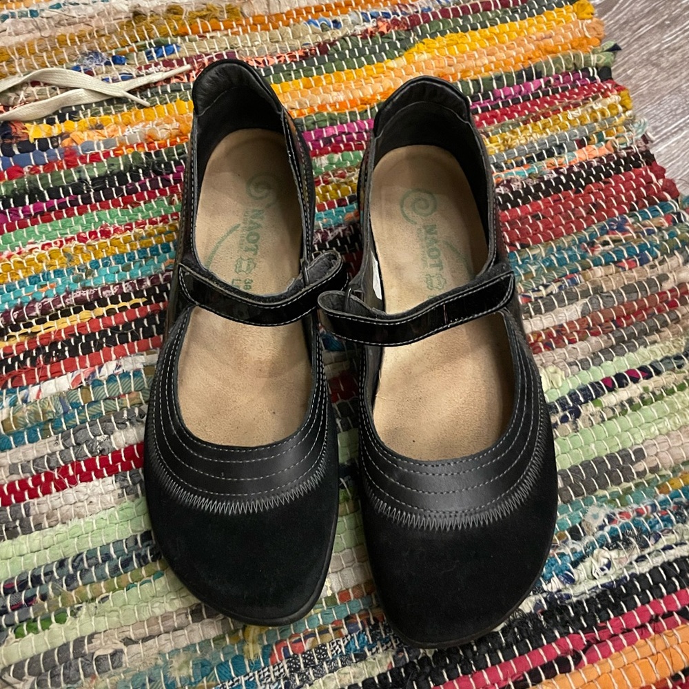 Gently used, worn a handful of times. New $190. Size 38.